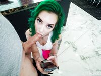 Zielonowłosa Gia Paige z przekłutymi sutkami w POV na zdjęciach