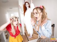 Katy Rose, Ivy Maddox i Ellie Shou są kurwa szalenie w salonie
