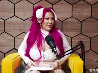 Pink-hair suka w pończochy służąc dwa ogromne kutasy