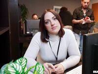 Lucy Lotus traktuje czarnego faceta z brodą w klasie