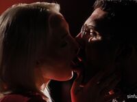 Blondynka, Lovita Fate ładnie zerżnięta w środku nocy