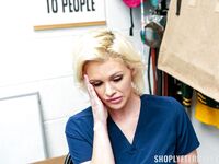 Kuszenie kleptomaniac MILF Charli Phoenix zerżnięta przez bezczelnego ochroniarza