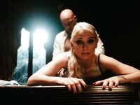 Szőke kenzie taylor harisnyában élvezi a kemény farkat