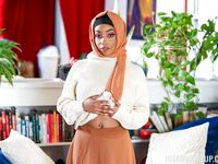 Lily starfire a fekete arab milf szopja és lovagolja a fehér farkat povban