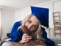 Angie lynx a szép egyetemista csaj aki épp a diplomaátadó után kapja a kemény faszt