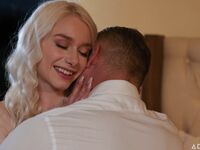 Scarlett hampton a vékony szőke mostohalány szopja mostohaapja farkát majd megül rá