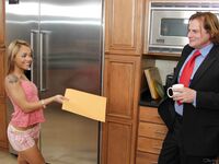 Holly Hendrix mała blondynka suka ssie gruby ogon starego Evana kamienia