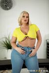 Julie gotówką jest gruba blondynka dojrzałe kobieta fucked w anal przez bezczelny masażysta