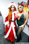 Niegrzeczny Boże Narodzenie Milfs Sofia locke i Mia James ukarany za kradzież