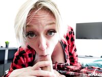 Short-hair Dojrzałe kobieta uśmiecha się z dużymi cyckami podczas młody facet wierci golenie cipki - dee willies