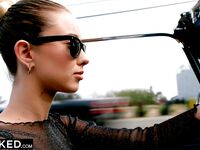 Haley Reed ssie wielkiego czarnego kutasa i bierze go głęboko w jej ciasną dupę