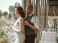 Casey Calvert liże swoją ogoloną cipkę i ostro pieprzy się z pięknym ogierem Xander corvus