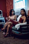 Kira noir i Jane Wilde dzikie lesbijskie cipki lizanie na kanapie