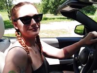 Siri Dahl ssie kutasa i rucha się w różnych pozycjach