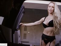 Nicole Aniston uśmiecha się, gdy jej ciasna cipka jest ciężko wiercona