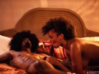 Kręcone włosy mulański alina ali twardy fucked w łóżku