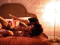 Kręcone włosy mulański alina ali twardy fucked w łóżku