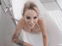 Wytatuowana blondynka mamuśki Isabelle Deltore ssanie kutasa Jordi z soczyste piersi w łazience
