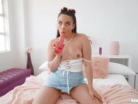 Ariana van x ogrzewa swoją ulubioną grę seksualną zanim zostanie zerżnięta