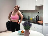 Mary cukierki po obciąganie fucked z tyłu