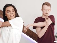 Małe brązowe włosy reyna de la cruz podłoga dostaje przejebane twarde