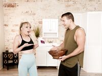 Lilly Bell z blond masażystka z małych piersi nie może być zadowolony z kodey 's twardy ogon
