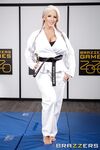 Alura Jenson - gorąca trenerka karate