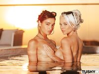 Elsa Jean, Emily Willis - Lizanie lesbijek