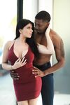 Romi Rain i czarny ogon
