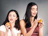 Licking Jane Wilde i Emily Willis