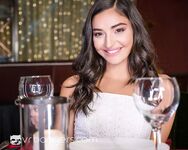 Emily Willis uprawia seks w restauracji