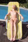 Yasmine Gold masturbuje się przy basenie