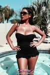 Priya Rai przy basenie