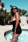 Priya Rai przy basenie