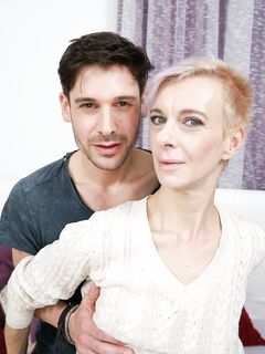 Belinda Bee - starsza żona