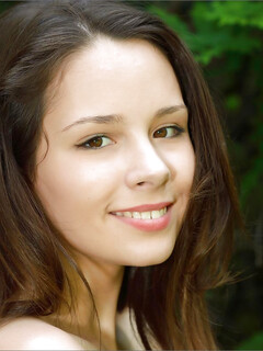 Arina pokazuje swoje ciało w lesie