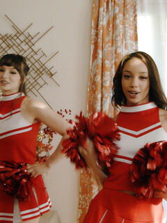 Lexi Luna i Alexis Rae są ognistymi cheerleaderkami