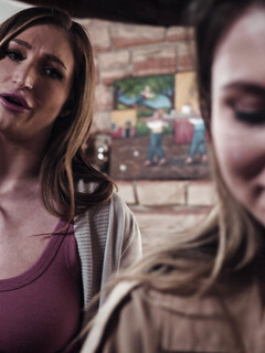 Paige Owens i Skylar Snow w scenie lesbijskiej