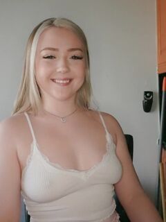 Eva Nyx - Jej idealnie ogolona cipka zostaje ostro zerżnięta po tym jak robi facetowi głębokie loda!