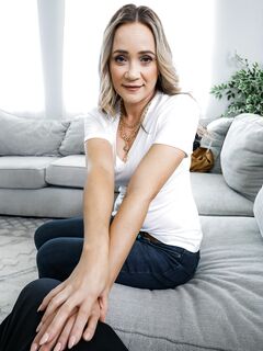 Rachel Ramsey 's eyesore lady dostaje twardy seks w Lingerie
