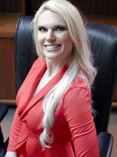 Długowłosa dojrzała Sydney Davis rucha pewnego siebie reżysera