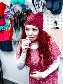 Kiki Daire czerwony wytatuowany gwiazda porno ukarany za kradzież