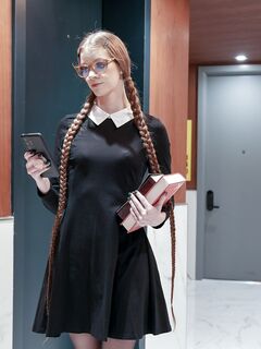 Długi czarnowłosy bookworm z okularami jest fucked w przekłutych rajtuzach