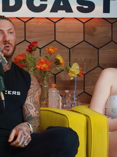 Wytatuowane dziewczyny Abigail Morris i Toochi Kash dzielą się czerwonym wilkiem