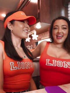 Emerald Loves i Cassie Lenoir lizają sobie cipki podczas dzikiego seksu