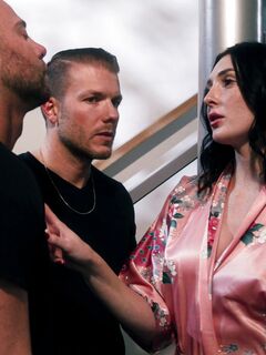 Wytatuowana dziwka Charlotte Sins dostaje twardy seks w łóżku