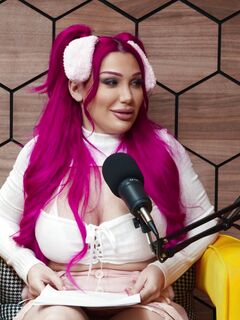 Pink-hair suka w pończochy służąc dwa ogromne kutasy