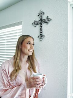 Ophelia Kaan ssie i jeździ wielki kutas do orgazmu