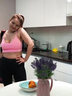 Mary cukierki po obciąganie fucked z tyłu