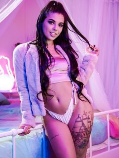 Gina Valentina, miłośniczka búja